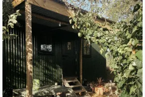 Pet Friendly Shepherd's Hut Sleeps 2 with Hot Tub - Image 3