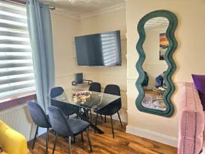 2 Bed Apt, 4 Beds, 3 TVs Plus Parking - Image 3