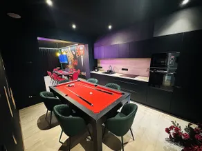 Las Vegas Capsule: poker table - hot tub - sauna - Image 3