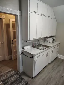 Historic efficiency apartment, quiet neighborhood - Image 4