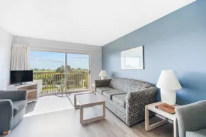 Ocean View Pet-Friendly 1-Bedroom Family Suite - Pool and Hot Tub - Image 3