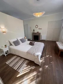 Air-conditioned family home with garden - Image 3