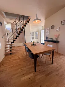 Air-conditioned family home with garden - Image 4