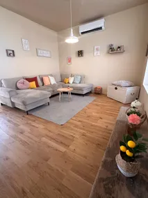 Air-conditioned family home with garden - Image 5