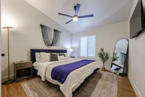 Olive & Oak Retreat King Bed Pool Fast Wi-Fi - Image 2