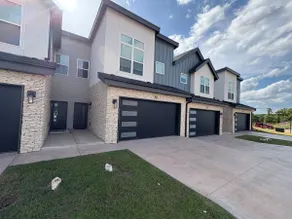 Luxury Townhouse w/ amenities 5 min to UCO - Image 2