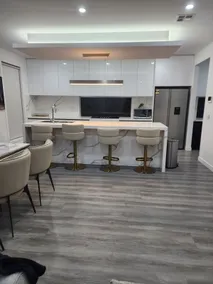 Spacious 5-Bedroom Family Home Near Melbourne - Image 3