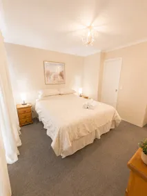 Bright & Cosy 3BR: Fire Pit, Garden, Pet friendly! - Image 5