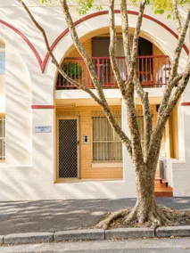 2BR Apartment Central Rail Station CBD Free Parking - Image 3