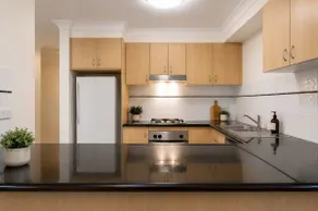 2BR Apartment Central Rail Station CBD Free Parking - Image 5