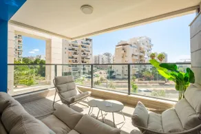 Spacious 4BR Apt l Sunny Balcony & Mamad - Image 2
