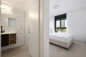 Spacious 4BR Apt l Sunny Balcony & Mamad - Image 3