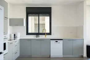 Spacious 4BR Apt l Sunny Balcony & Mamad - Image 4