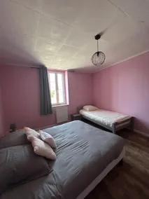 Spacious accommodation with private garden - Image 2
