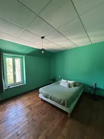 Spacious accommodation with private garden - Image 5