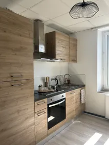 Spacious accommodation with private garden - Image 3