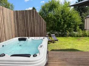 Lakefront haven with jacuzzi - Image 2