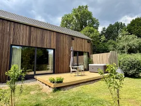 Lakefront haven with jacuzzi - Image 4