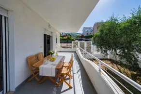 GuestHost - Comfy Balcony Flat with Sea View - Image 5