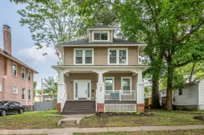 Stylish 4 bedroom house with outdoor dining and fenced backyard. - Image 2