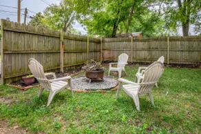 Stylish 4 bedroom house with outdoor dining and fenced backyard. - Image 4