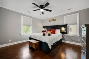 Stylish 4 bedroom house with outdoor dining and fenced backyard. - Image 5