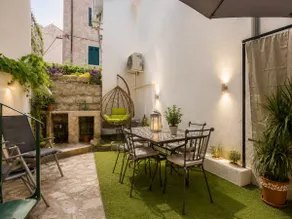 Quiet Oasis in the Heart of Old Town- two kitchen,3bath - Image 2
