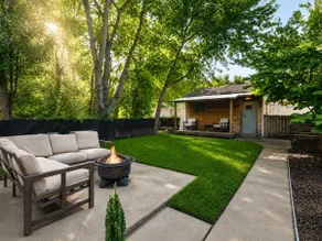 Group-friendly Beechmont retreat with backyard - Image 4