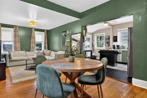 Group-friendly Beechmont retreat with backyard - Image 2
