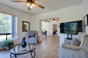 Easy Access to Dtwn! Seattle Group-friendly Home - Image 2
