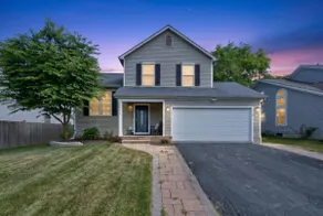 Elegant 3BR 5-Bed Spacious Home: Pool & Patio - Image 3