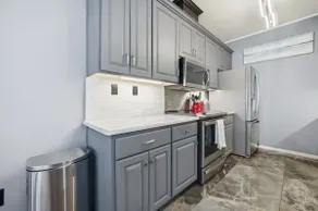 The Phoenix: 4BR Lakeside Retreat - Image 4