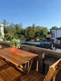Apartment with balcony & free parking - Image 3