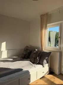 Apartment with balcony & free parking - Image 5