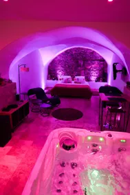 Suite with Jacuzzi and king bed - Image 2