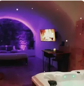 Suite with Jacuzzi and king bed - Image 3
