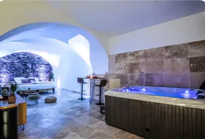 Suite with Jacuzzi and king bed - Image 4