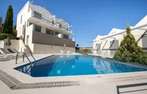 Sweet Lemon Maisonette, Shared Pool, Walk to Beach - Image 4