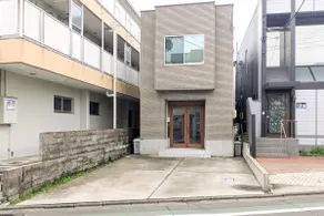 Up to 11 people / 116 m² private house / parking for 2 cars / convenience store 1 minute on foot / with a multi-purpose space - Image 5