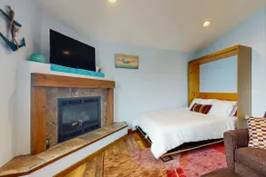 1BR Cozy Waterfront Studio Rental - Image 3
