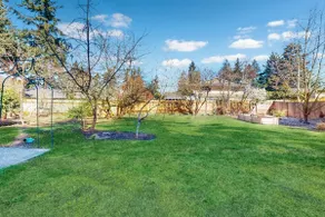 Dynamic 2BR with large yard - walkable location - Image 2