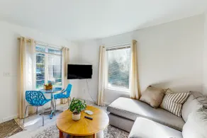Dynamic 2BR with large yard - walkable location - Image 5