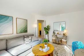 Dynamic 2BR with large yard - walkable location - Image 4