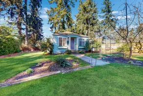 Dynamic 2BR with large yard - walkable location - Image 3
