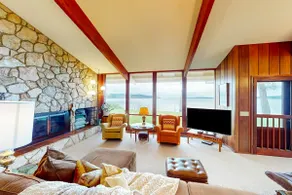 Bayfront 1BR with patio, beach access, & views - Image 5