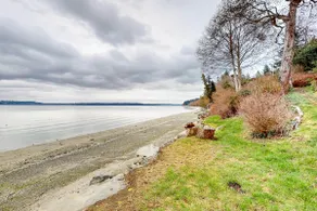 Bayfront 1BR with patio, beach access, & views - Image 3
