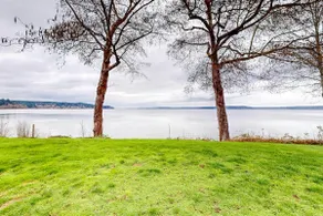 Bayfront 1BR with patio, beach access, & views - Image 2