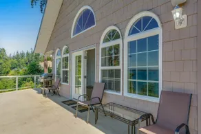 3BR water-view home with fireplace, deck, tub, W/D - Image 5