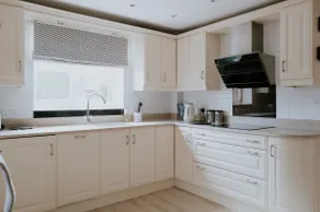 Perfect Booking 3 Bed Home with Beautiful Garden - Image 5
