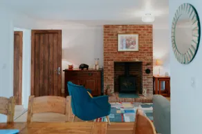 Perfect Booking 3 Bed Home with Beautiful Garden - Image 2